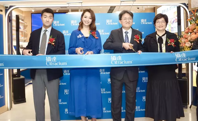 呂慧儀、全球藥業有限公司董事長倫洪楷先生、董事葉婉婷小姐及助理總經理倫偉濤先生出席攝達全新荃灣概念店的啟動儀式。