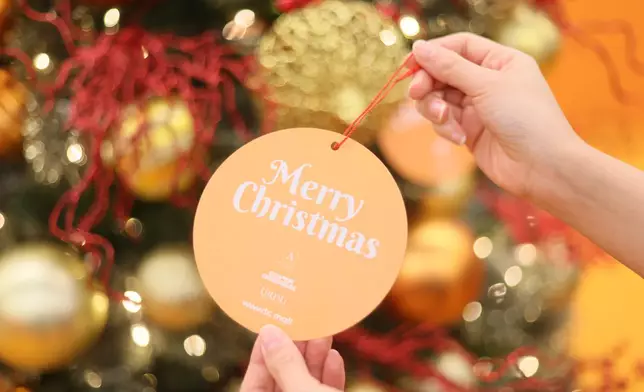 店內設有聖誕樹及心意卡牆。