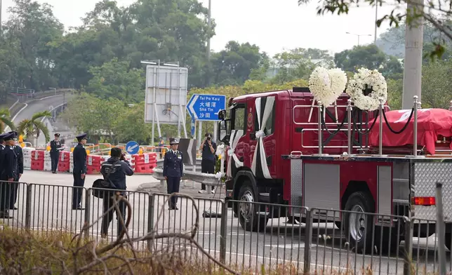 何偉豪靈車在宏福苑舉行路祭，警務處新界北總區指揮官助理處長林敏嫻致意。巴士的報記者攝