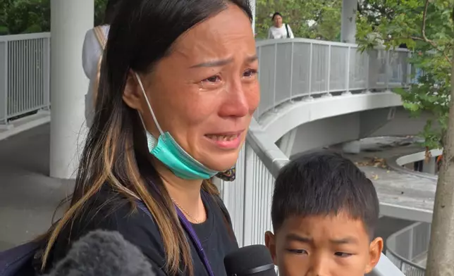 何偉豪靈車在宏福苑舉行路祭，住在附近的劉小姐和小朋友前來送別。巴士的報記者攝