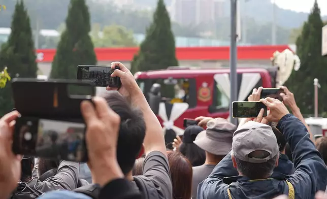 何偉豪靈車在宏福苑舉行路祭，大批市民送別。巴士的報記者攝