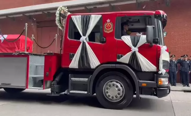 約10時30分，消防靈車駛離殯儀館。巴士的報記者攝