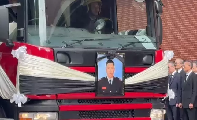 約10時30分，消防靈車駛離殯儀館。巴士的報記者攝