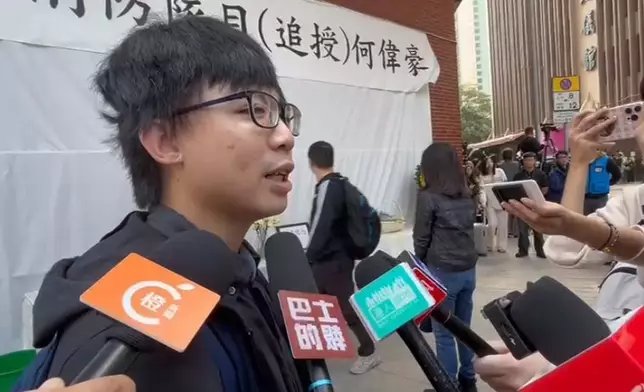 市民鍾先生就表示香港失去了一位很偉大的人，他希望可以送別這一位英雄。巴士的報記者攝