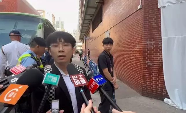 姚先生相信今天是全香港人感到心痛的日子，損失了一位優秀的消防員。巴士的報記者攝