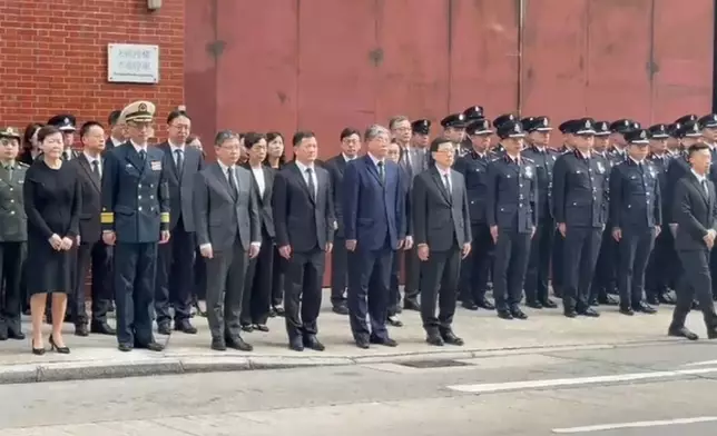 行政長官李家超帶領各政府官員及消防員在殯儀館外列隊，向消防隊目何偉豪作最後致敬。巴士的報記者攝