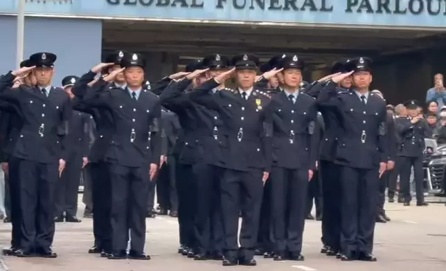 消防員在殯儀館外列隊，向消防隊目何偉豪作最後致敬。巴士的報記者攝