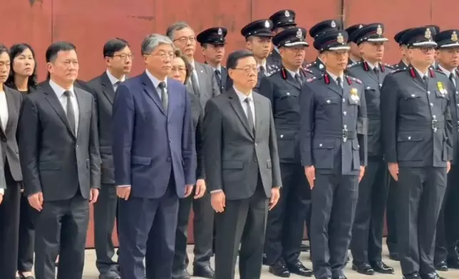 行政長官李家超帶領各政府官員及消防員在殯儀館外列隊，向消防隊目何偉豪作最後致敬。巴士的報記者攝