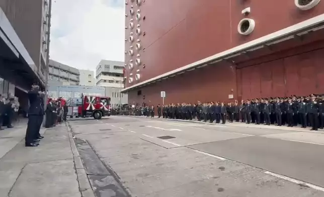 約10時30分，消防靈車駛離殯儀館。巴士的報記者攝