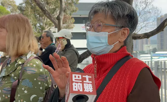 李太從大圍過來送別何偉豪，「希望來為他鞠個躬」。巴士的報記者攝