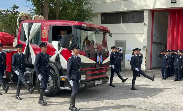 靈車來到何偉豪生前最後駐守的沙田消防局接受同袍獻花。巴士的報記者攝
