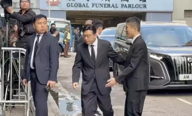 何偉豪舉殯，勞工及福利局局長孫玉菡到靈堂致哀。巴士的報記者攝