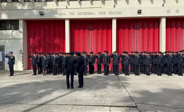 靈車來到何偉豪生前最後駐守的沙田消防局接受同袍獻花。巴士的報記者攝