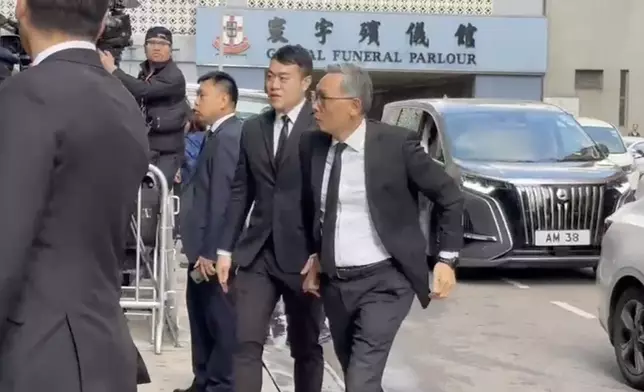 何偉豪舉殯，保安局副局長卓孝業到靈堂致哀。巴士的報記者攝