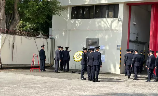 靈車來到何偉豪生前最後駐守的沙田消防局接受同袍獻花。巴士的報記者攝
