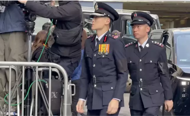 何偉豪舉殯，圖為消防處副處長陳慶勇。巴士的報記者攝