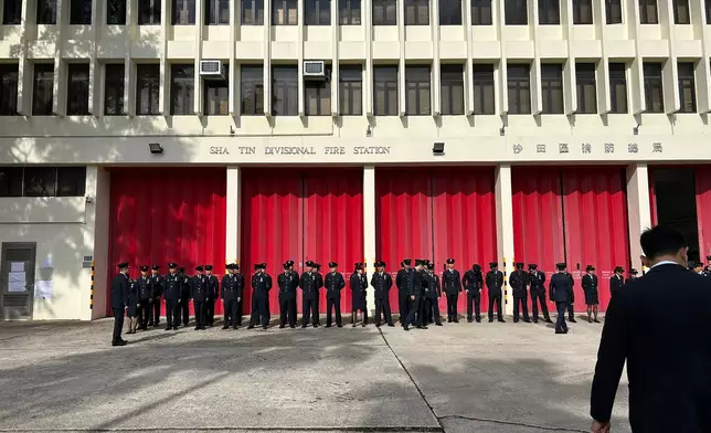 靈車來到何偉豪生前最後駐守的沙田消防局接受同袍獻花。巴士的報記者攝