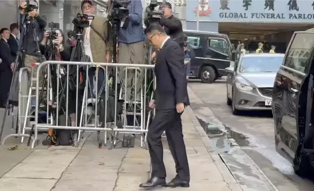 何偉豪舉殯，保安局局長鄧炳強到靈堂致哀。巴士的報記者攝