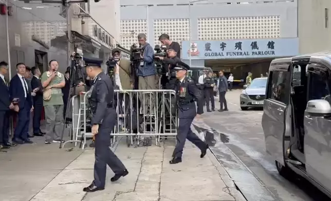 何偉豪舉殯，警務處副處長（國家安全）簡啟恩到靈堂致哀。巴士的報記者攝