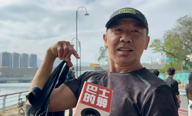 陳生從土瓜灣特意趕來沙田送別救火英雄何偉豪最後一程。巴士的報記者攝