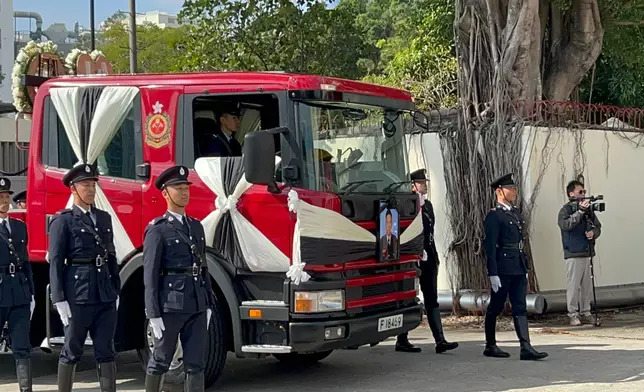 靈車來到何偉豪生前最後駐守的沙田消防局接受同袍獻花。巴士的報記者攝