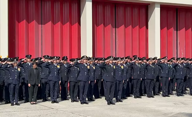 靈車來到何偉豪生前最後駐守的沙田消防局接受同袍獻花。巴士的報記者攝