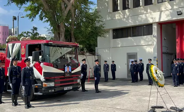 靈車來到何偉豪生前最後駐守的沙田消防局接受同袍獻花。巴士的報記者攝