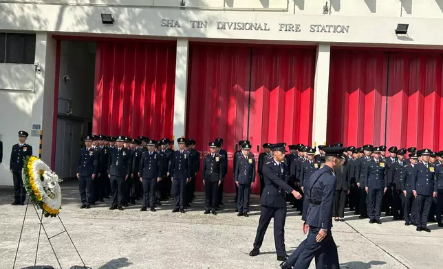 靈車來到何偉豪生前最後駐守的沙田消防局接受同袍獻花。巴士的報記者攝