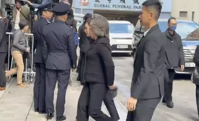 何偉豪舉殯，公務員事務局局長楊何蓓茵到靈堂致哀。巴士的報記者攝