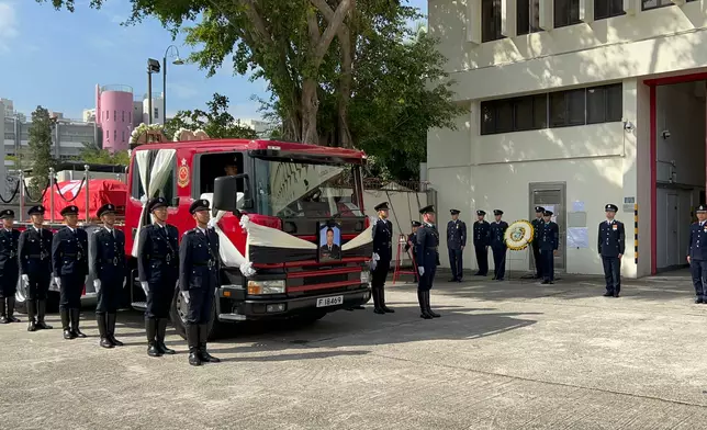 靈車來到何偉豪生前最後駐守的沙田消防局接受同袍獻花。巴士的報記者攝