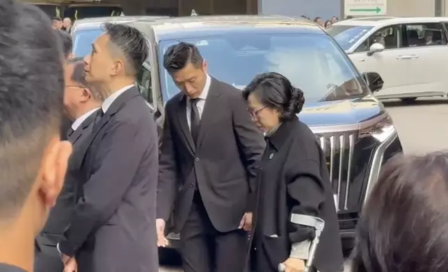 何偉豪舉殯，民政及青年事務局局長麥美娟到靈堂致哀。巴士的報記者攝