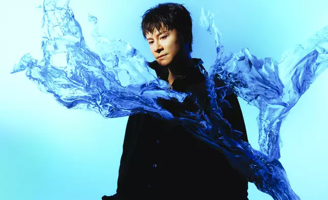 封面及碟內相集的靚相就以「水」做主題。