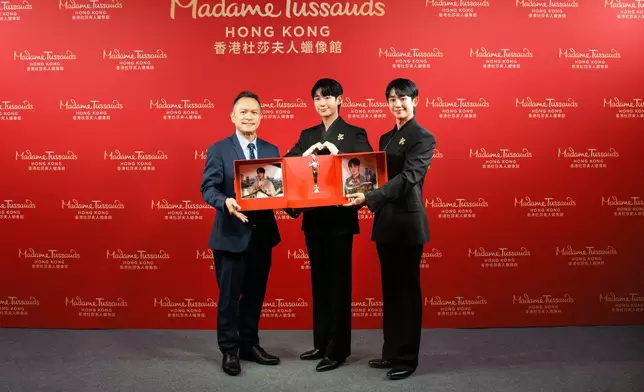 丁海寅親自為蠟像揭幕。