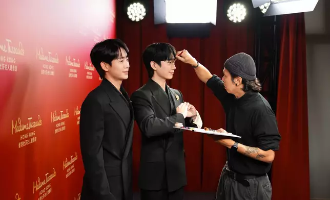 丁海寅全程參與蠟像的創作。