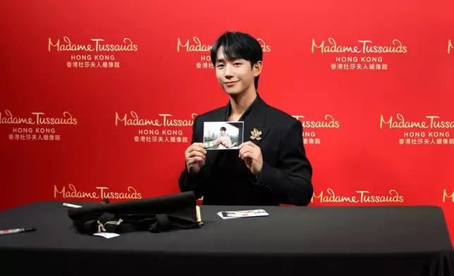 丁海寅全程參與蠟像的創作。