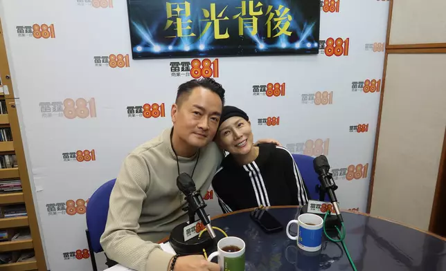 吳忻熹與節目主持梁泰來合照。