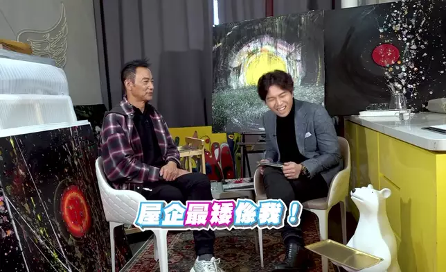 華哥自嘲完「全家最矮」，仲露出扁嘴表情，好可愛。