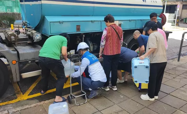 當局出動水車及水缸，為受影響用戶提供臨時食水。水務署FB圖片