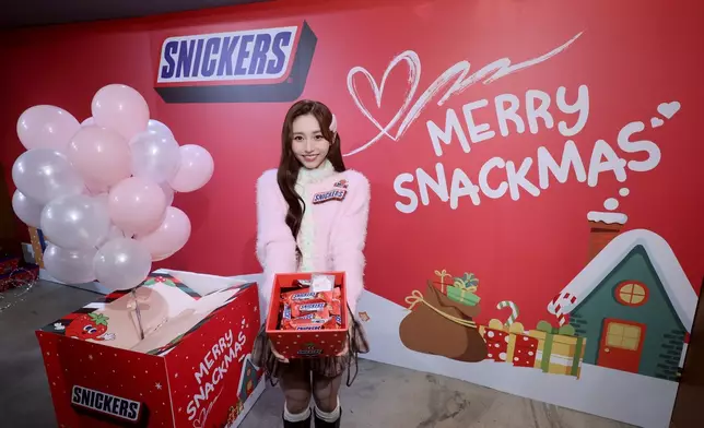 Ivy在SNICKERS甜蜜聖誕派對現場打卡拍照，分享甜蜜節日時光。