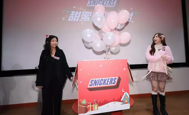Ivy聯同SNICKERS品牌代表一同主持聖誕揭幕儀式，在舞台上啟動大型禮物盒裝置，象徵派對活動正式開始。