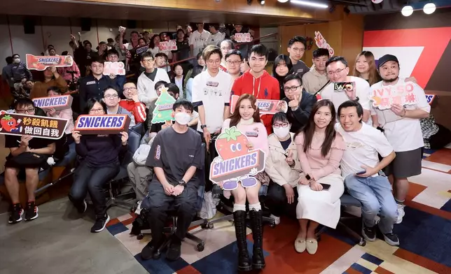 Ivy與近百名粉絲聚首一堂，共同於SNICKERS聖誕主題會場合照留念，現場充滿歡笑聲。