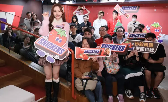 Ivy與近百名粉絲聚首一堂，共同於SNICKERS聖誕主題會場合照留念，現場充滿歡笑聲。