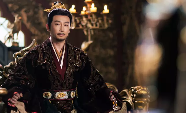 夙砂國國主鳳平城（趙濱飾）