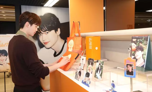 李鍾碩親自環繞場地，為周邊產品簽名。主辦單位提供圖片