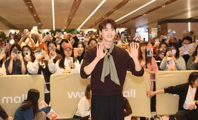 李鍾碩突擊來臨銅鑼灣快閃店。主辦單位提供圖片