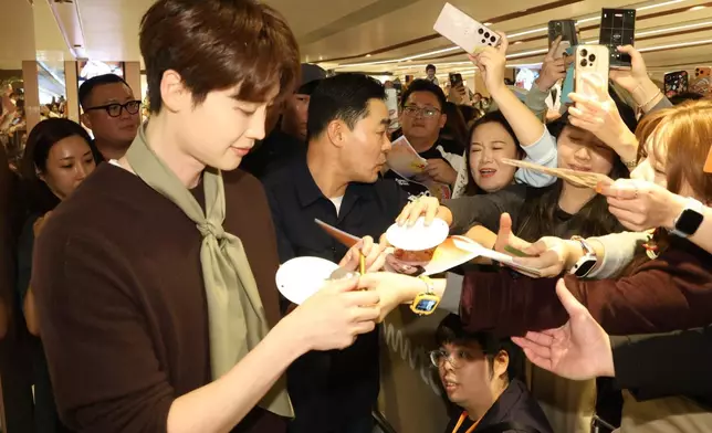 李鍾碩更為在場粉絲簽名，相當親民。主辦單位提供圖片