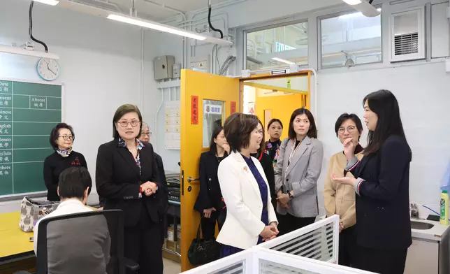 日前，蔡若蓮與教育局同事前往大埔官小及銘恩，了解埔浸復課的具體安排。