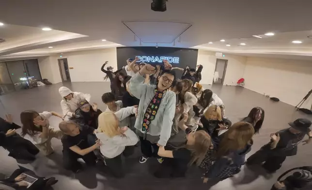 GD原計劃與著名舞者Bada合作表演《Smoke》。影片截圖