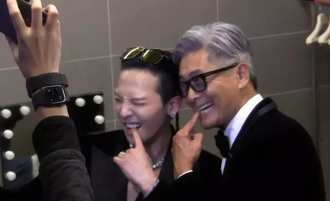 GD當晚從周潤發手上接過「年度藝人」大獎。影片截圖