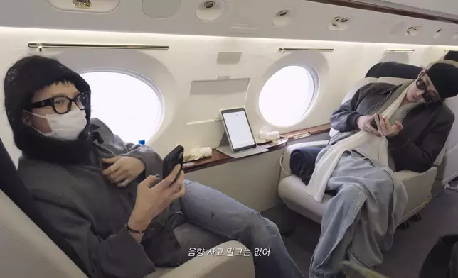 李洙赫陪伴GD返韓時在飛機上安慰並鼓勵他。影片截圖